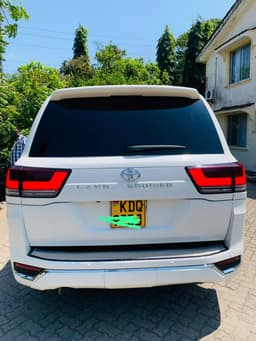 Toyota Land Cruiser V8 3